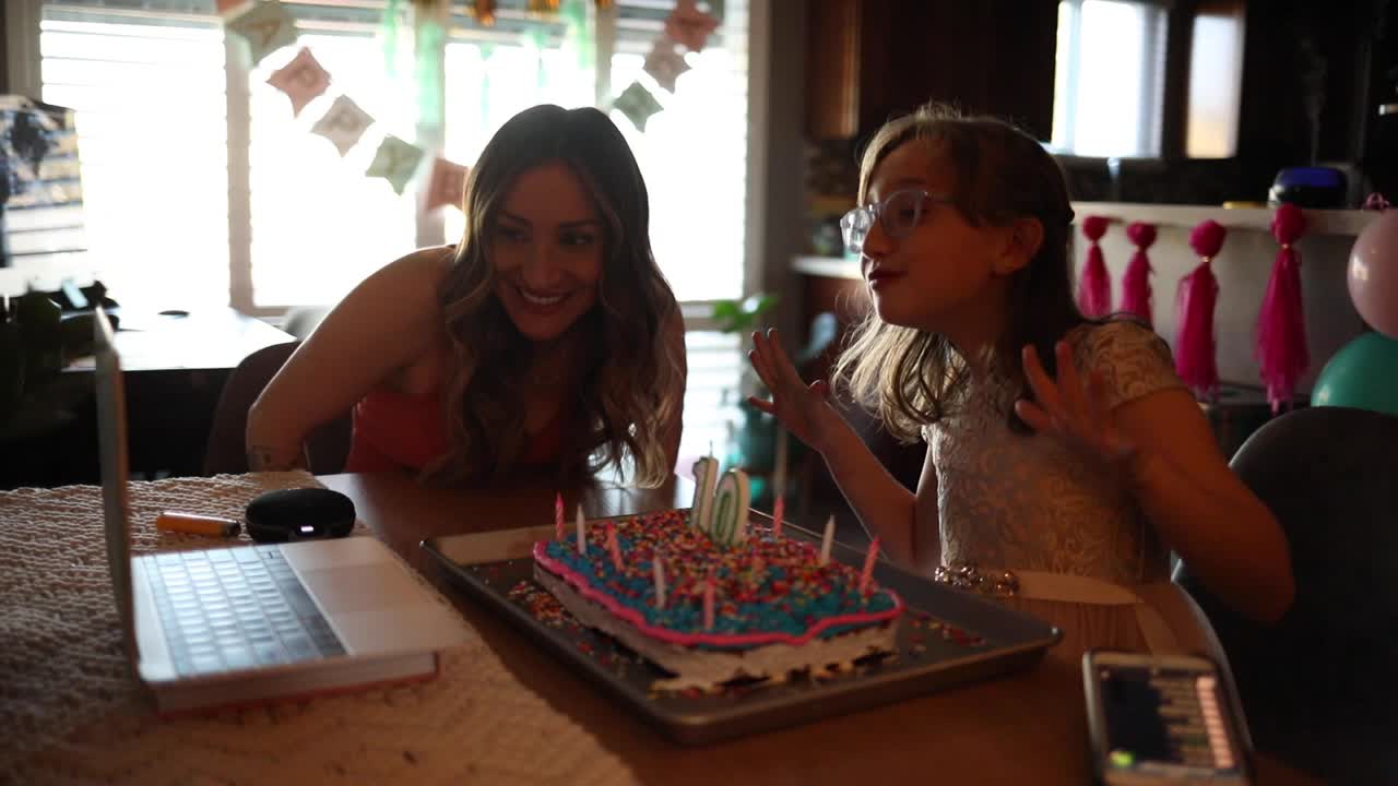 imágenes de una modelo lanzada madre e hija celebrando un cumpleaños en un video de computadora reuniéndose con distanciamiento social