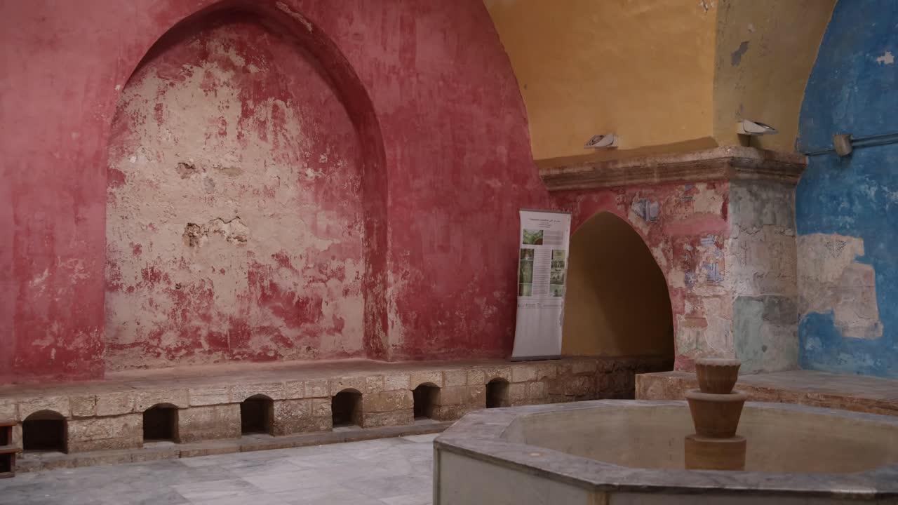 레바논 북부 트리폴리 의 아랍 도시 에 있는 화려 한 옛 전통적 터키 욕조