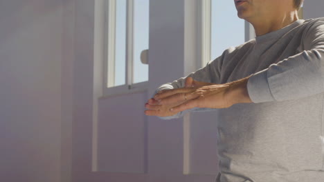 hombre irreconocible practicando yoga en posición de loto
