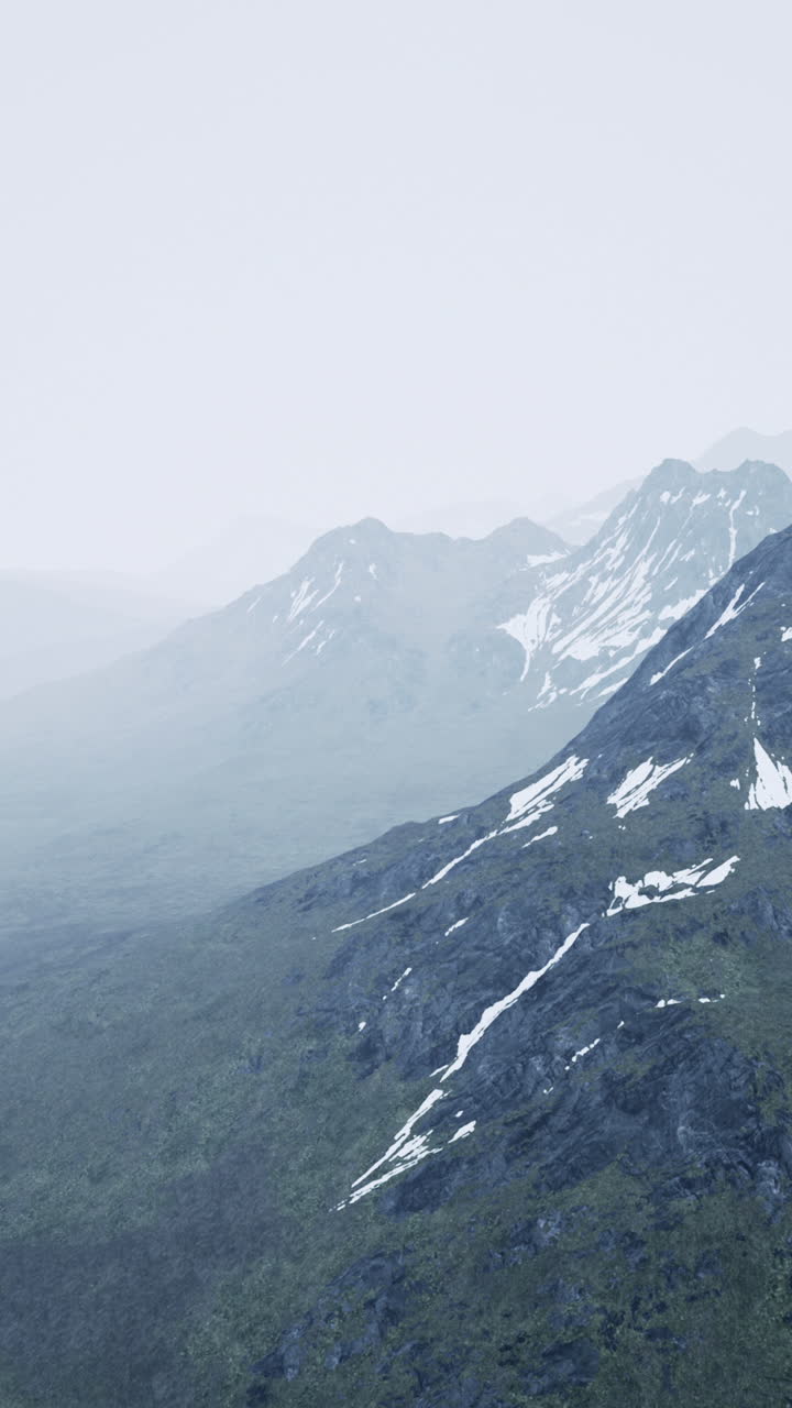 안개 가 가득 한 산맥 의 놀라운 공중 풍경