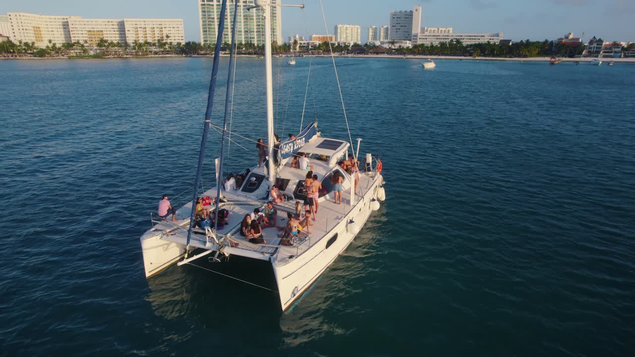 catamarán turístico en el agua con gente de vacaciones