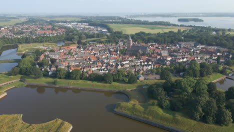 Drone-Volando-Lejos-De-La-Hermosa-Ciudad-Fortaleza-Naarden,-Los-Países-Bajos