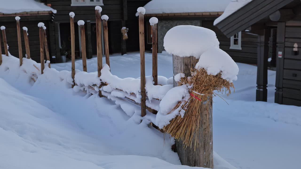 Valla tradicional skigard con un manojo de grano julenek en la nieve, Valdres, Noruega