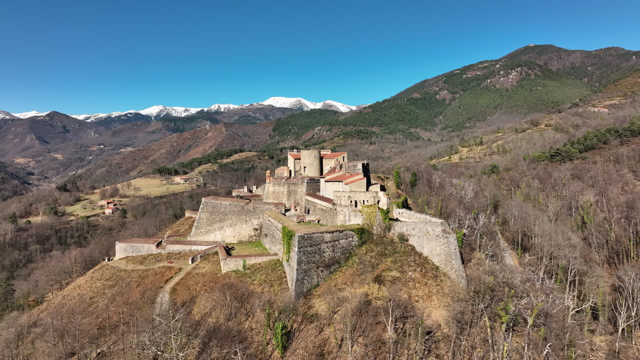 una vista elevada de las murallas históricas de fort lagarde.
