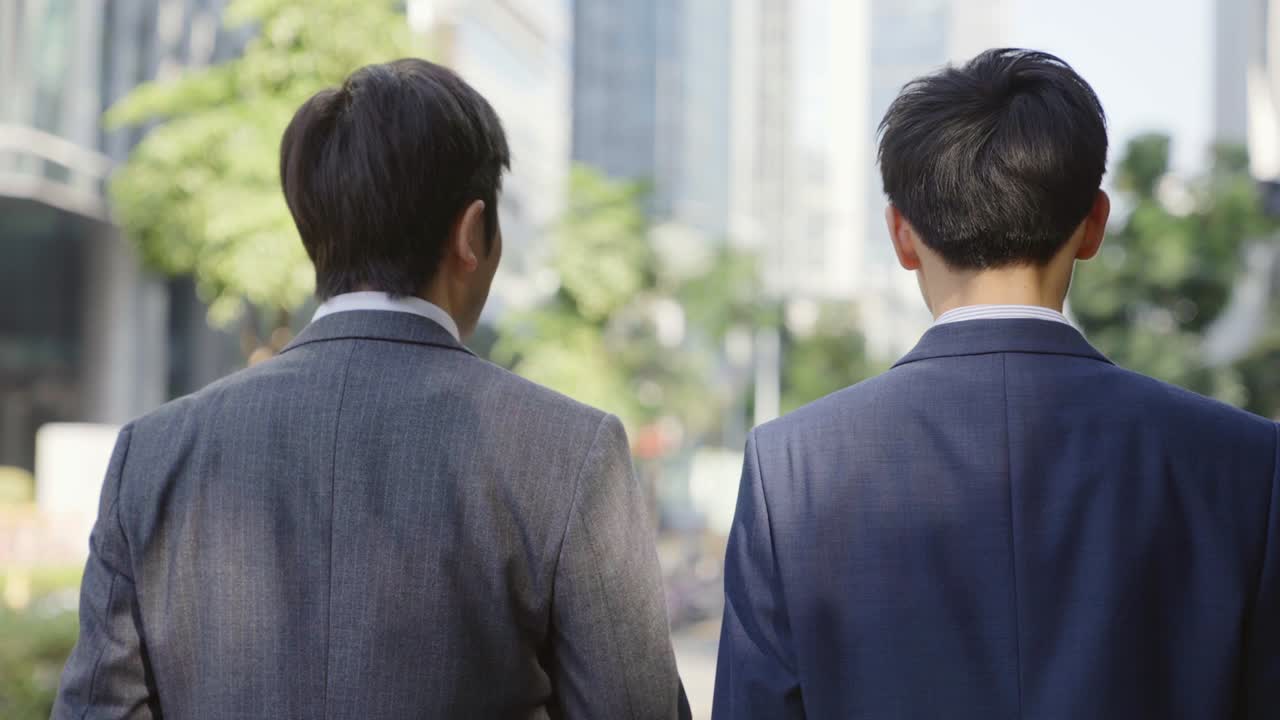 아시아 사업가 들 이 도시 거리 에서 고 이야기 하고 있다