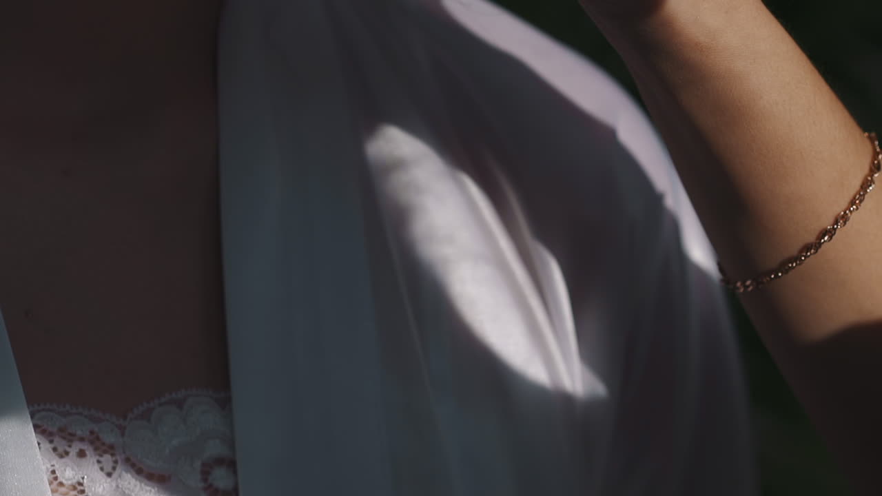 ⁇  실크 peignoir에 젊은 여성 가 ⁇ 에 손의 그림자