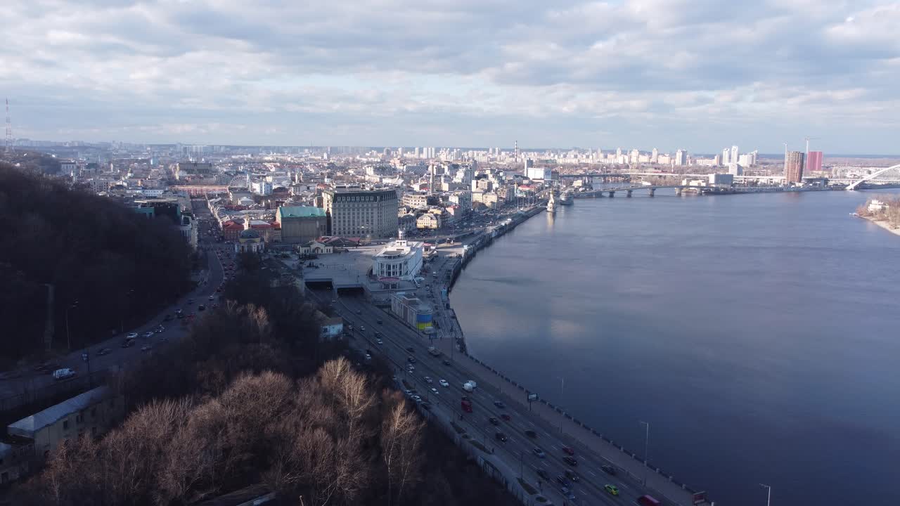 Luftfoto med drone. Utsikt over Dnipro-elven og Podil-distriktet i Kyiv