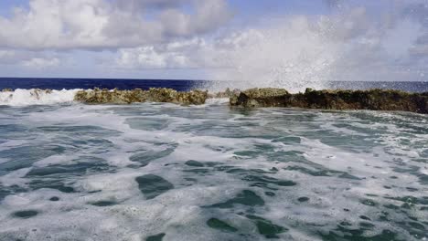 Kameraschwenk-Von-Blow-Hole,-Insel-Tinian
