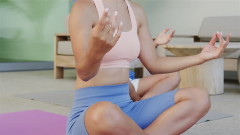 una persona practica yoga en casa