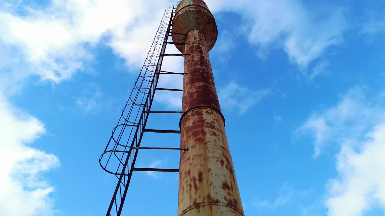 vieja torre de agua soviética oxidada