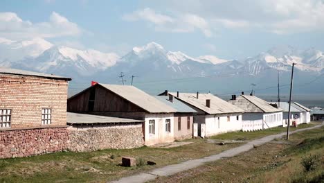 Fahren-Sie-Durch-Einige-Der-Schönsten-Straßen-Kirgisistans