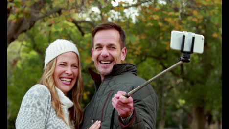 Couple-taking-selfie-on-autumns-day-in-park