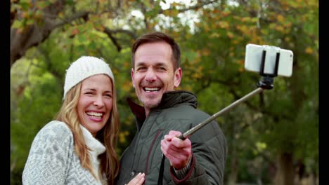 Pareja-Tomando-Selfie-El-Día-De-Otoño-En-El-Parque