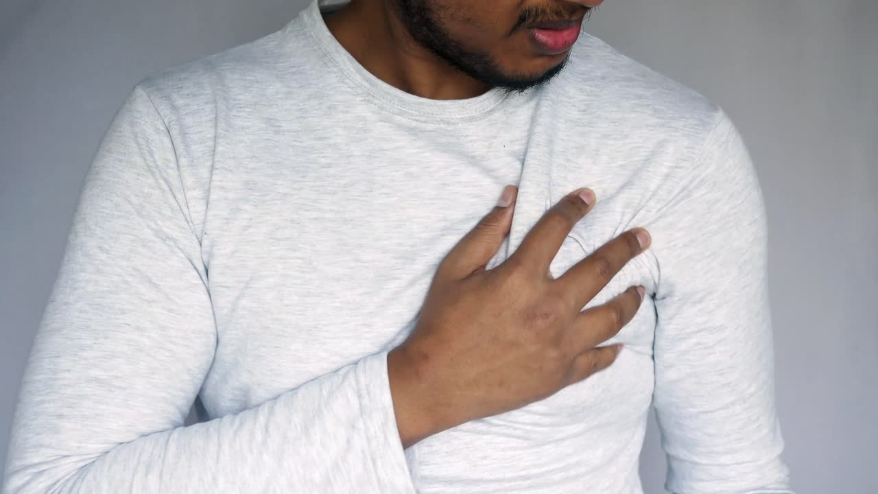 hombre con dolor en el pecho