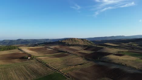 4K-Drohnenabenteuer-Aus-Der-Luft-Im-Herbstlichen-Dorf-Pentavriso,-Kastoria,-Griechenland