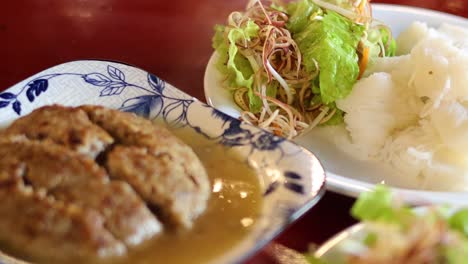 베트남의 전통적인 차 (bun cha) 는 으로 제공됩니다.