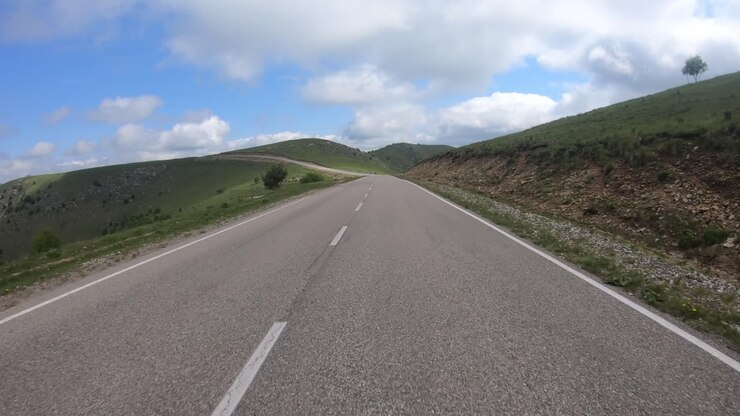 Punto di vista alla guida di un'auto su una strada