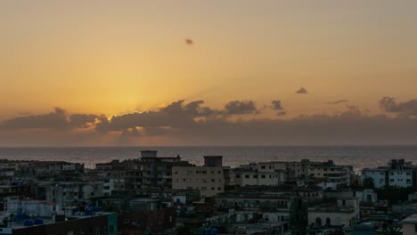 Hermosa-Vista-Aérea-De-Lapso-De-Tiempo-Del-Barrio-Residencial-En-La-Vieja-Ciudad-De-La-Habana,-Capital-De-Cuba,-Durante-Una-Puesta-De-Sol-Colorida-Y-Nublada