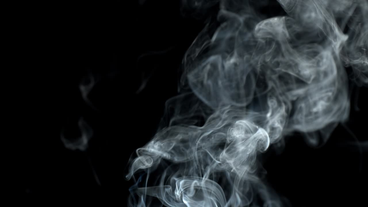 검은색 배경의 연기가 아오르며 연기가 사라집니다.