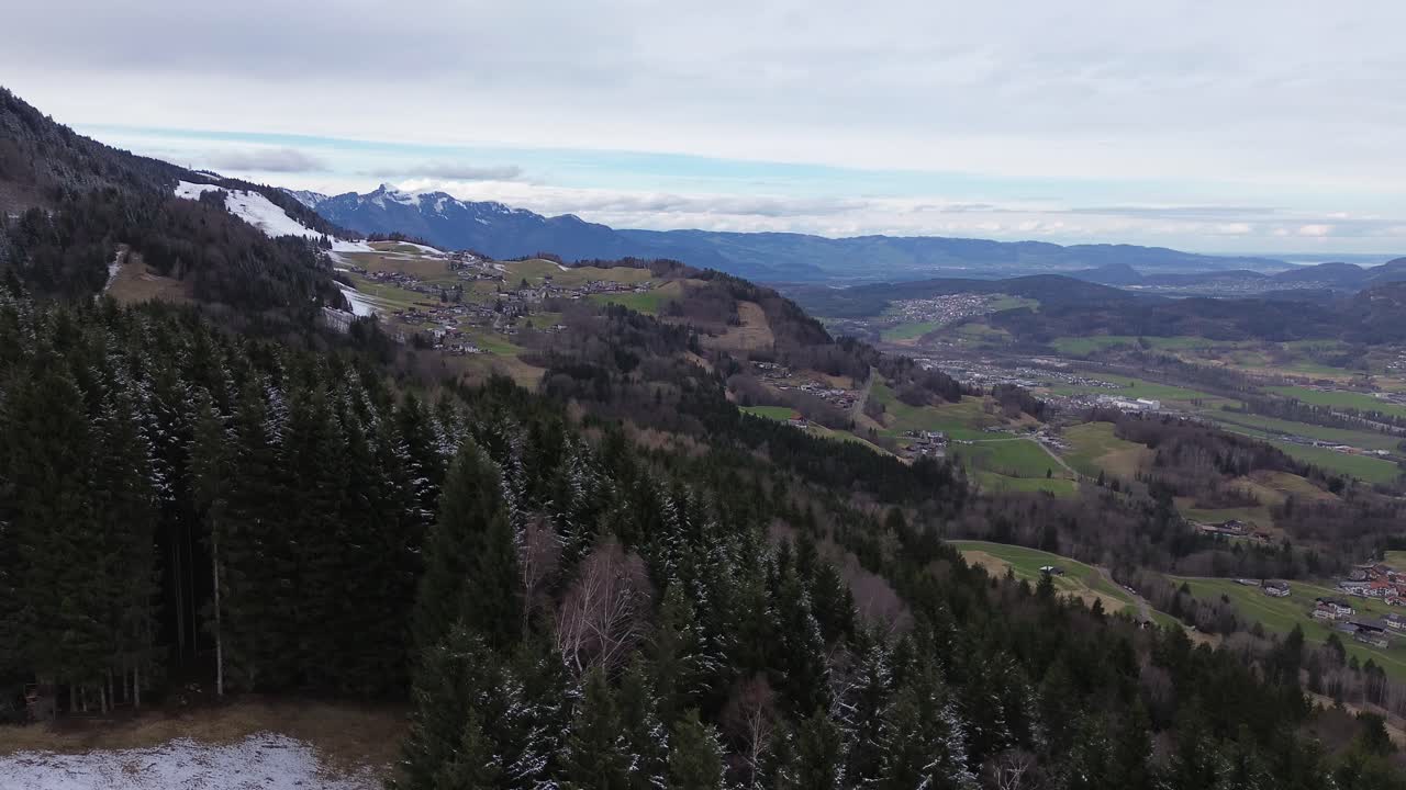 tomada aérea de 4k de un hermoso paisaje de montaña de invierno