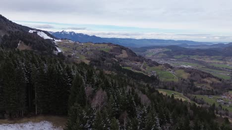 Toma-Aérea-4k-De-Un-Hermoso-Paisaje-Montañoso-Invernal