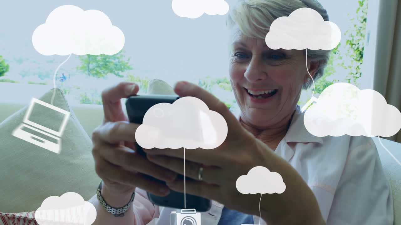 animación de nubes e iconos digitales sobre una mujer usando un teléfono inteligente