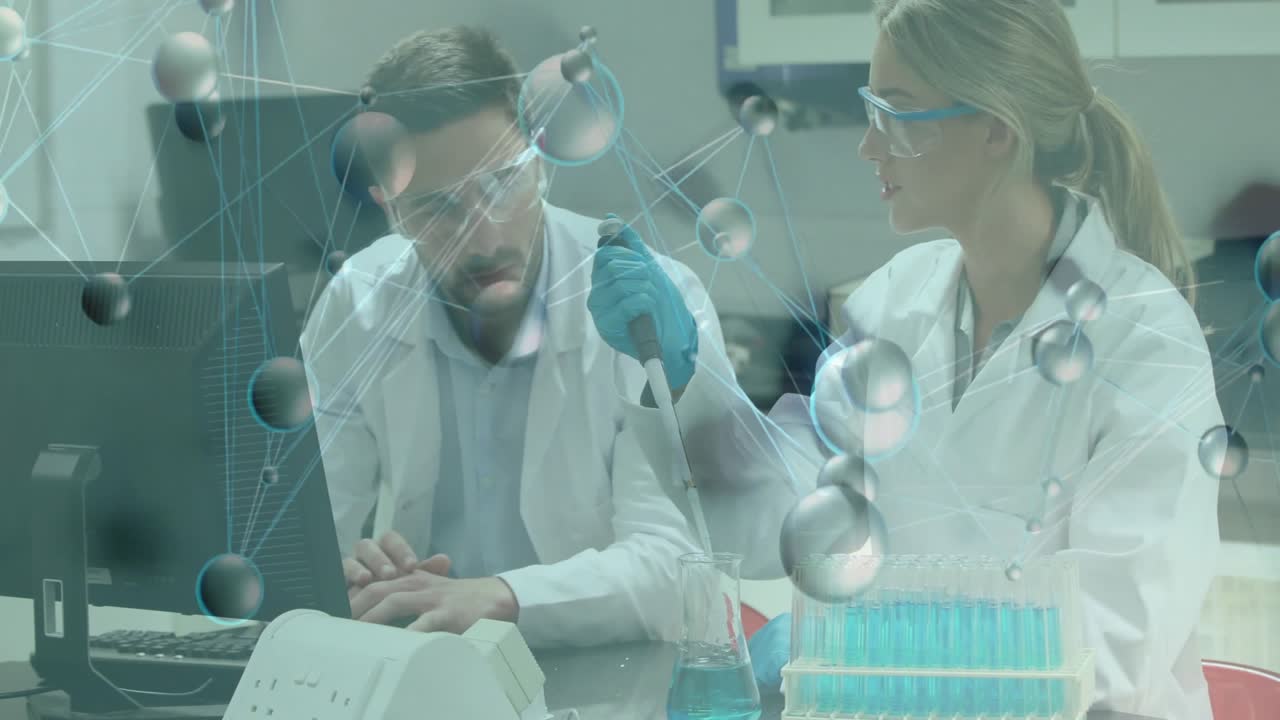 Forskere indtaster data og pipetterer prøver med molekylær grafik, der viser netværksanalyse