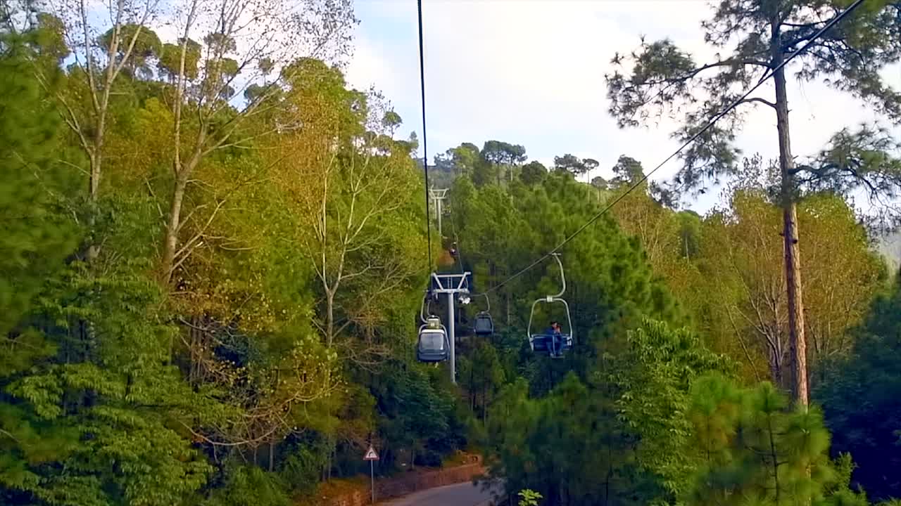 imágenes de drones en 4k, vista aérea de patriata murree, paisaje de bosque de pinos verdes exuberantes y ascensor de sillas patriata, nuevo murree, punjab, pakistán, videos de bosque en 4k.