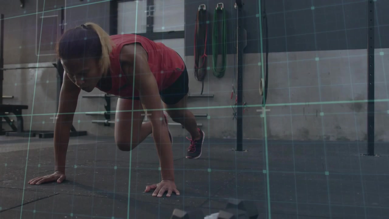 Professionista del fitness donna che inizia un plank, eseguendo "knee drives" per gli addominali, con variazioni di ritmo, rallentando, e tracciamento su griglia.