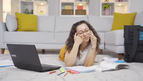 Estudiante-Charlando-Con-Su-Novio-Por-Teléfono.