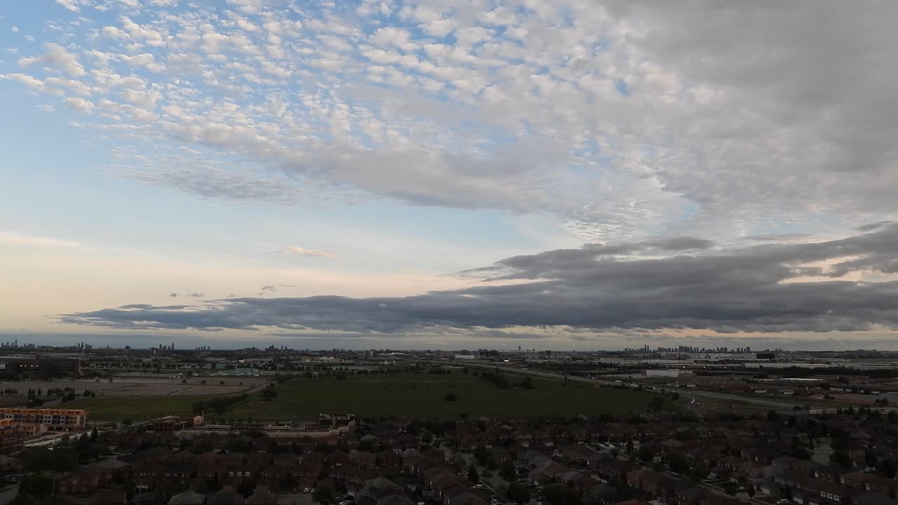 토론토 지역의 넓은 저속 촬영 이웃, 빠르게 움직이는 구름 - 캐나다