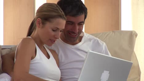 pareja concentrada navegando por internet