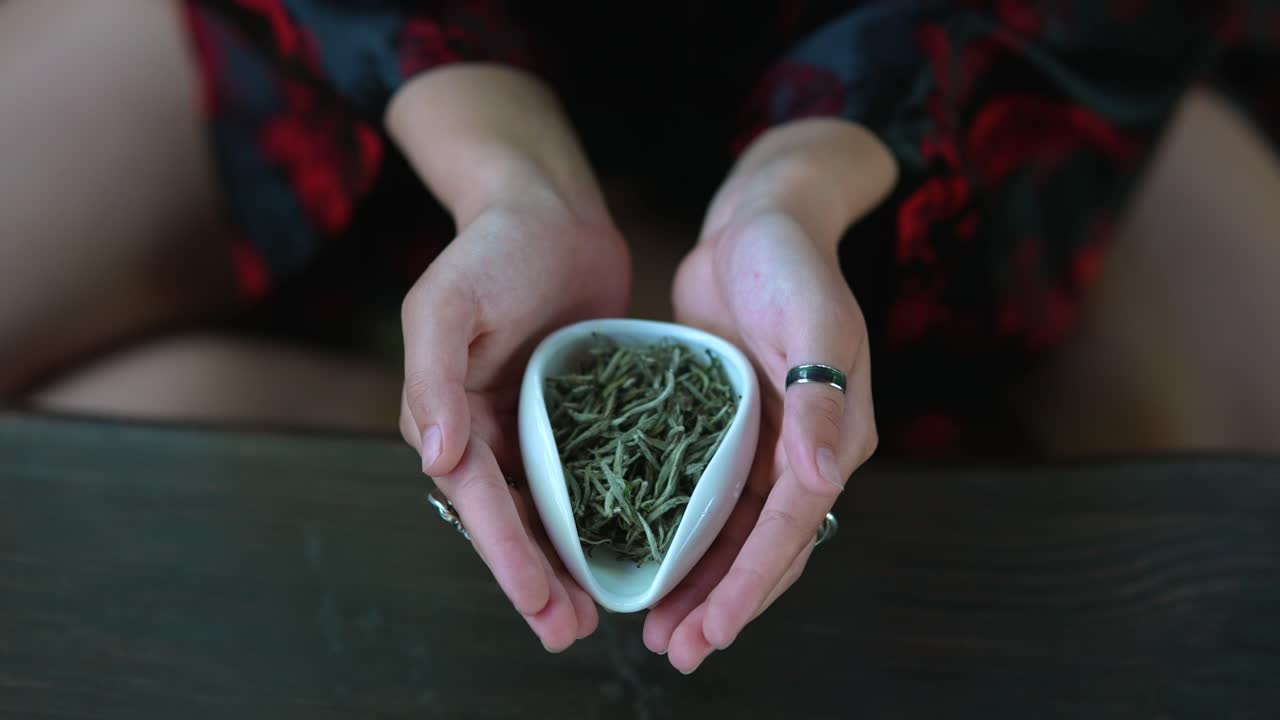 차 를 들고 있는 여자