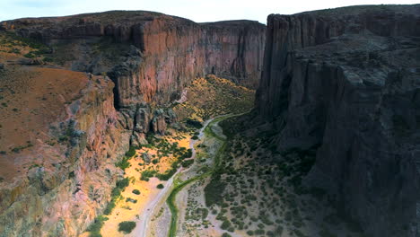 Cañón-Desde-Un-Dron-Bajando-Hacia-él.