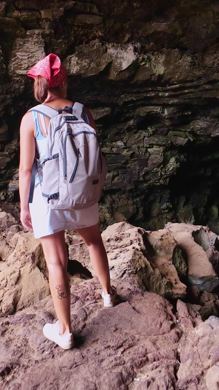 Lanzarote'deki Cueva de la Paloma'yı keşfeden maceraperest kadın
