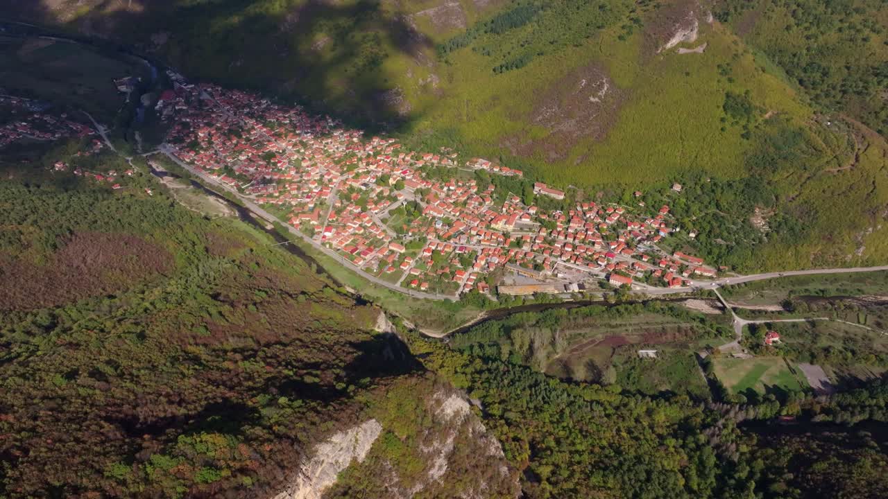 Sakin köyün ve akan Vit Nehri'nin drone çekimi, Bulgaristan