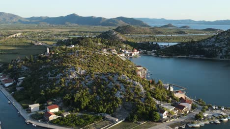 rogotin, ein kleines dorf in südkroatien, ist vom naturschutzgebiet des flussdeltas neretva umgeben