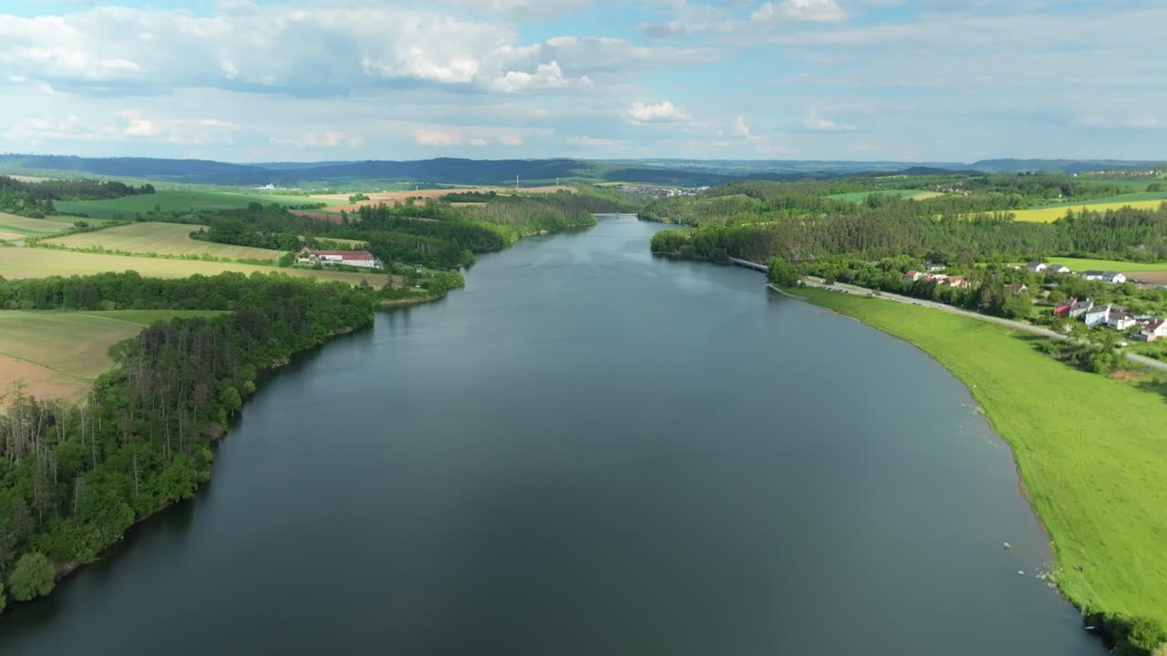 Vista aerea del bacino idrico di Křetínka a Letovice. Acqua scintillante sotto il sole estivo. Repubblica Ceca
