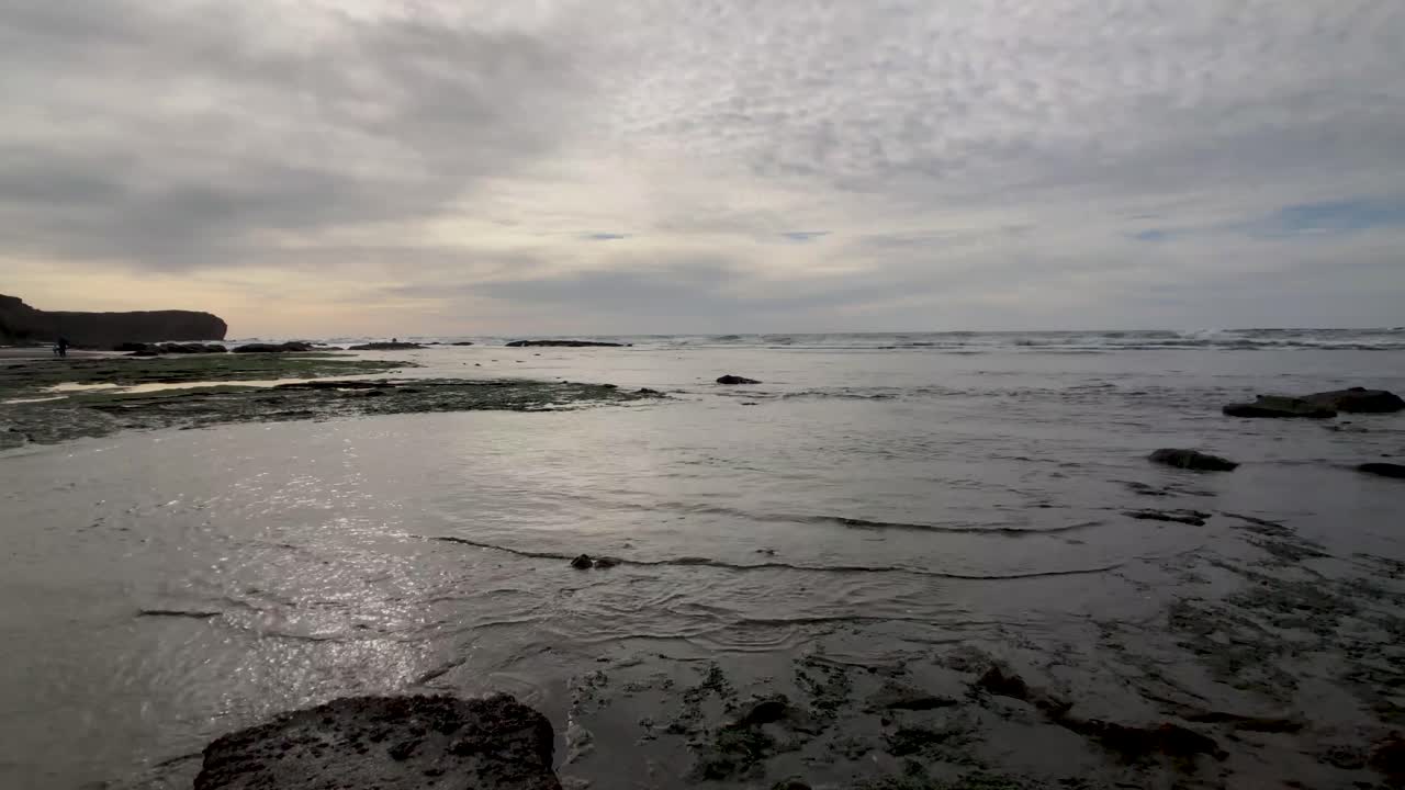 보호된 유입구에 고인 오레곤 해안 물