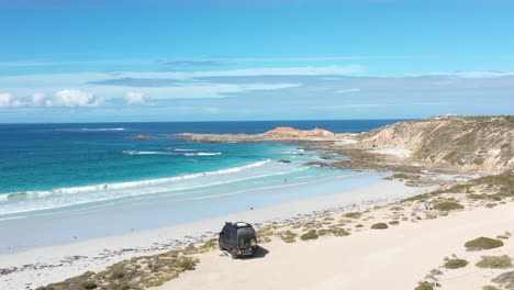 Excelente-Toma-Aérea-De-Una-Camioneta-Estacionada-En-La-Playa-De-Hall-En-La-Península-De-Eyre,-Sur-De-Australia