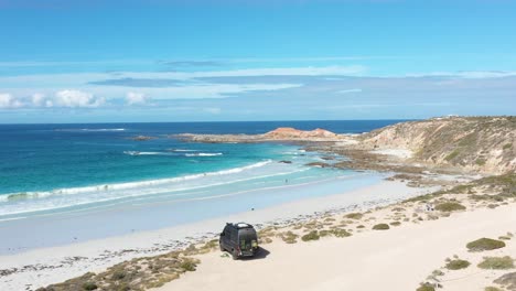 excelente toma aérea de una camioneta estacionada en la playa de hall en la península de eyre, sur de australia