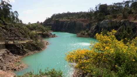 laguna formada en la antigua cantera de mallorca, junto a los campos de mondego, figueira da foz, portugal - vista desde arriba