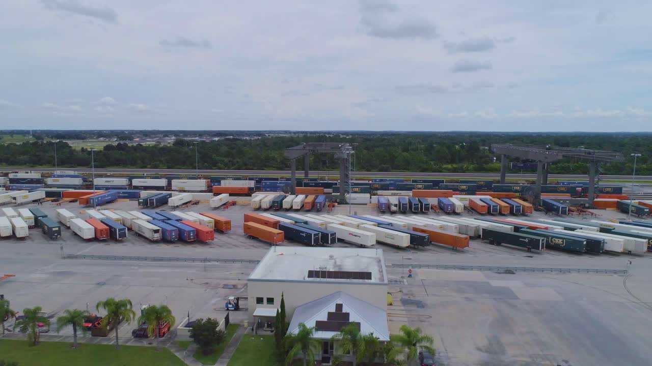 video de drones de 4k de trenes y camiones en el patio de trenes intermodales csx en winter haven, florida