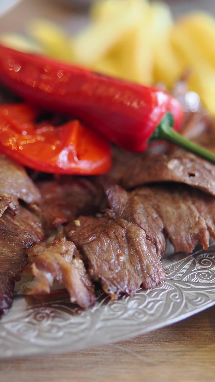 Close-up Doner Kebab Turki Tradisional dengan Kentang Goreng dan Paprika