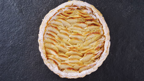 un gros plan de la tarte aux pommes en 4k