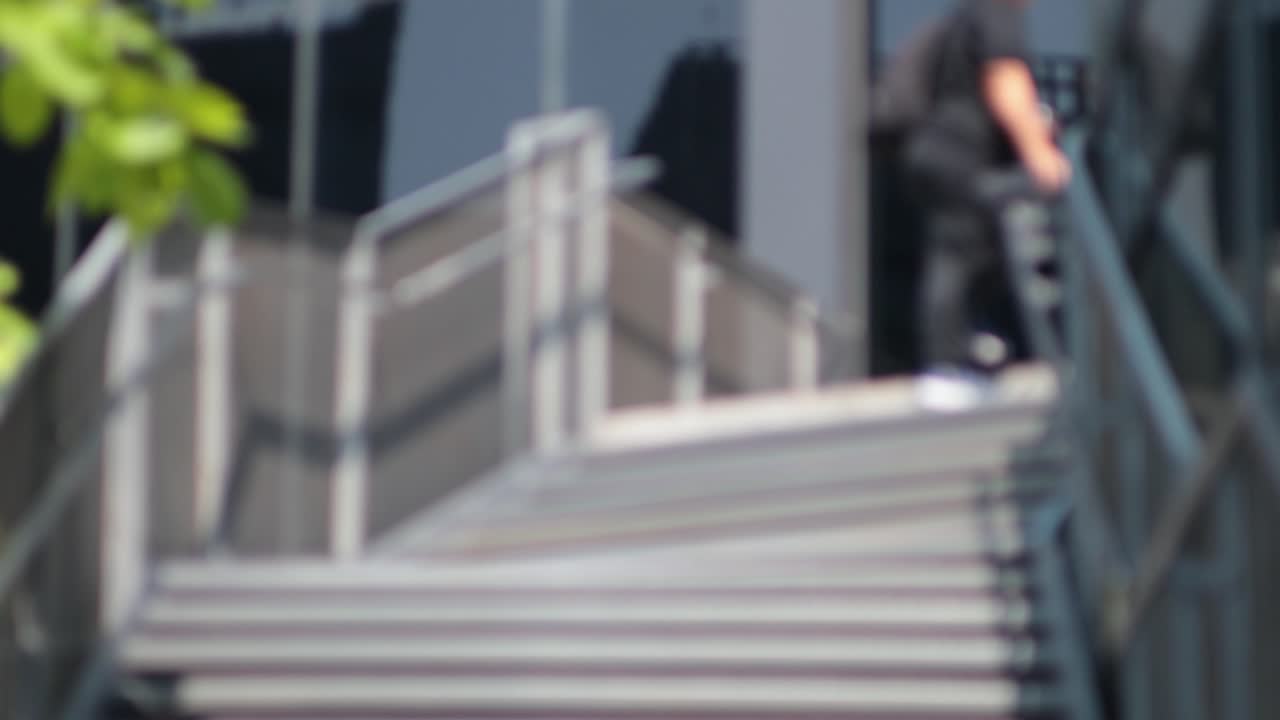 subir escaleras individuales en un entorno urbano