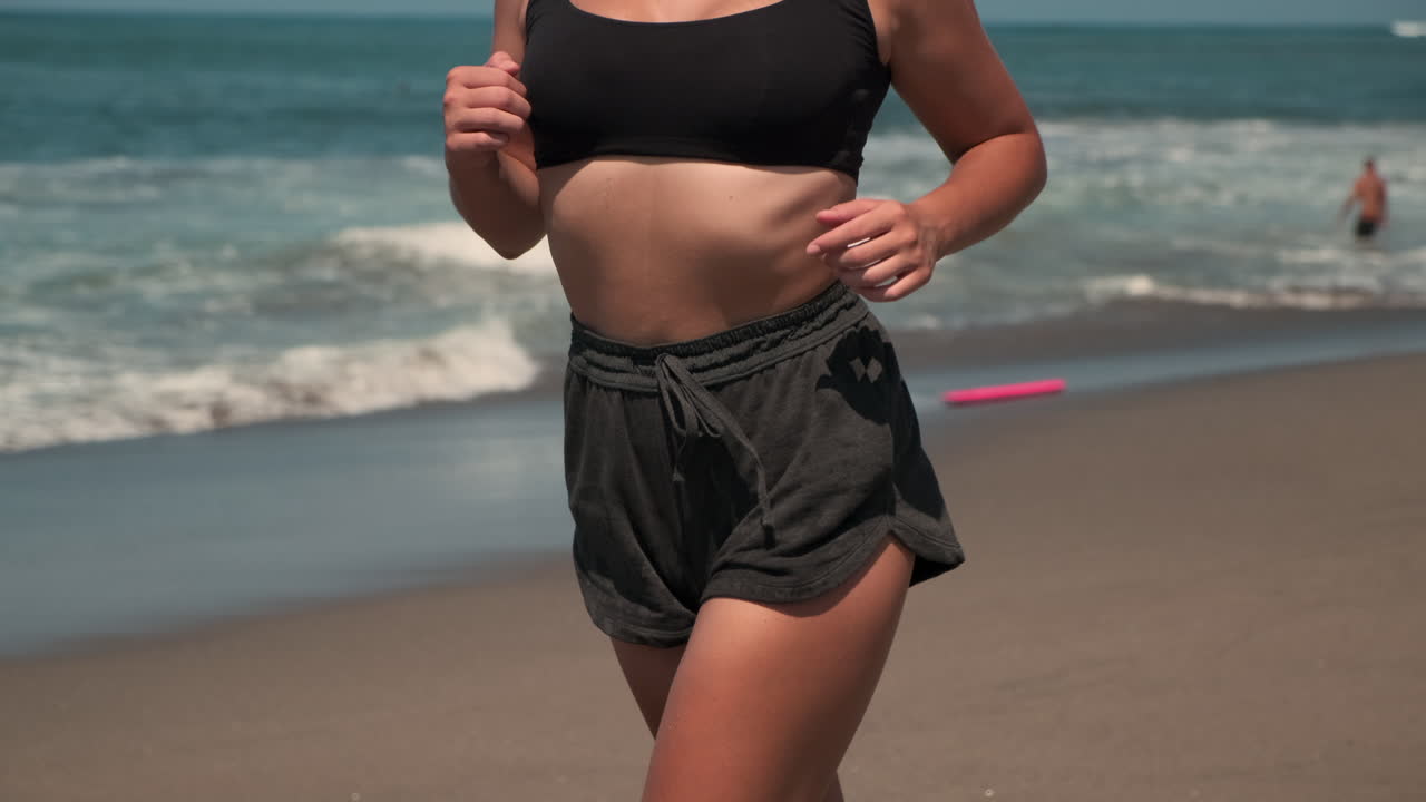 Donna che corre sulla spiaggia