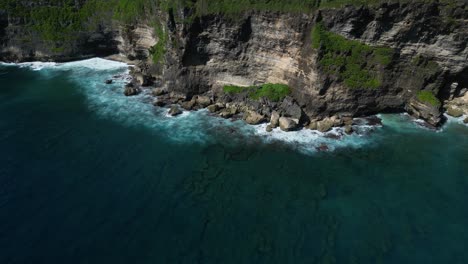 Acantilados-Costeros-En-Una-Tarde-Soleada-En-El-Sur-De-Bali,-Indonesia.