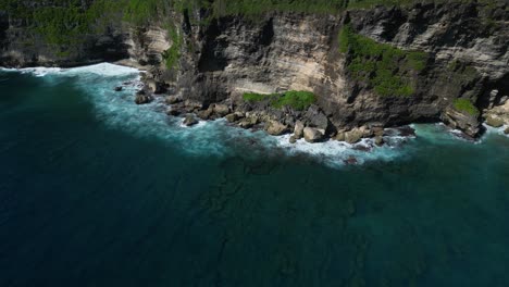 acantilados costeros en una tarde soleada en el sur de bali, indonesia