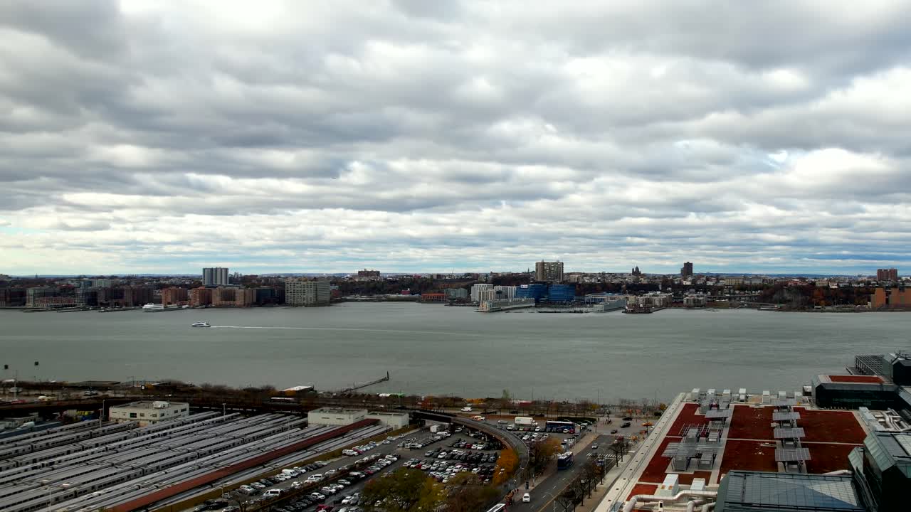 vista aérea del río hudson desde manhattan con nueva jersey en el fondo, nueva york, estados unidos, tráfico en la avenida 12
